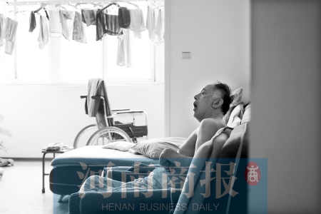 金老先生因偏癱生活不能自理，鄰居說，平時經(jīng)?？吹阶o(hù)工和老人的弟弟前來照顧 實習(xí)生 唐韜/攝