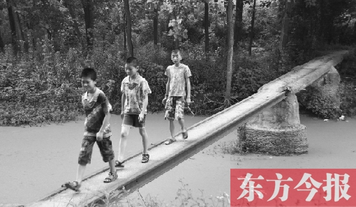 這座寬僅0.4米的危橋，承擔(dān)著1000多人的出行