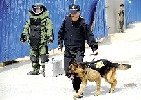 排爆專家、警犬在現(xiàn)場待命。