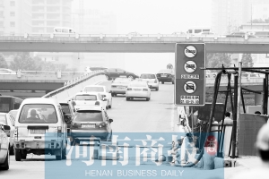 紫荊山立交橋上橋口，已經(jīng)有非綠標(biāo)車禁止通行的標(biāo)志 王春勝/攝