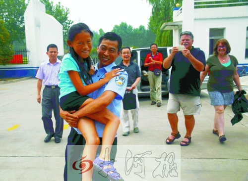 黨心松一行人剛下車(chē)，楊衛(wèi)軍就一把抱起了她，流露出幸福的笑容，不遠(yuǎn)處史蒂夫拍照銘記這一刻。
