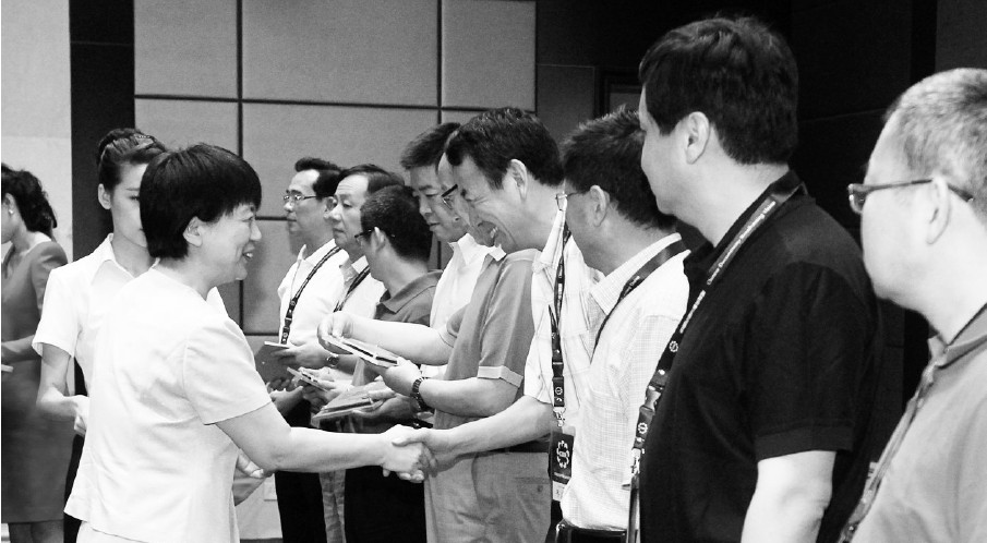 河南省委常委、宣傳部長趙素萍給中國紀(jì)錄片播出聯(lián)盟理事臺(tái)發(fā)放牌匾