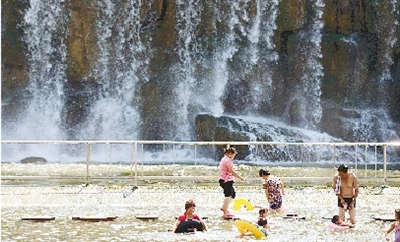 能玩水的地方，人一定多。