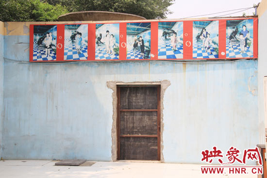 在鄭州市動物園內的海獅館內，隨處可見游客與動物合影的宣傳畫。