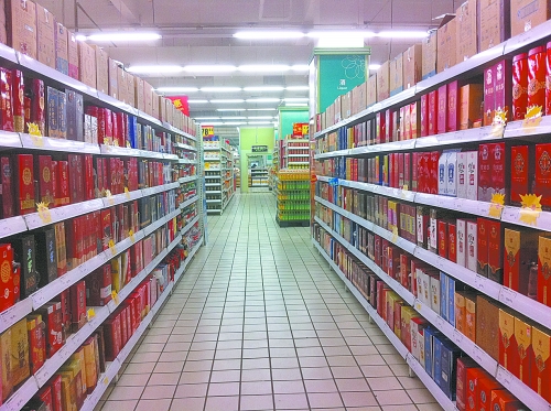 商場(chǎng)里賣的酒，銷售人員稱都是純糧酒，而專家稱，中、低檔酒用酒精和各種添加劑勾兌的情況并不鮮見。