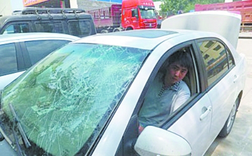 周先生的車(chē)擋風(fēng)玻璃被砸爛（圖片由受訪者提供）