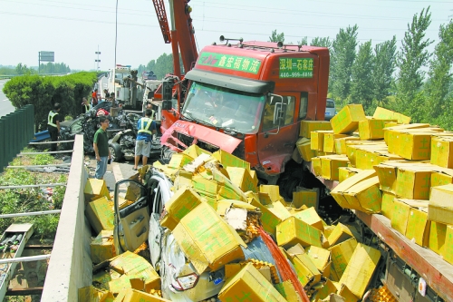 大貨車(chē)旁邊的海馬轎車(chē)被雞蛋砸中，車(chē)上兩人逃脫及時(shí)，僅受輕傷。