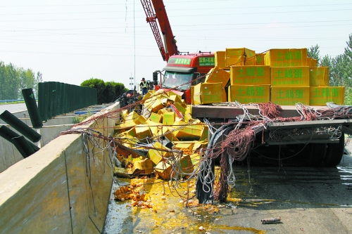 大貨車(chē)上雞蛋散落一地