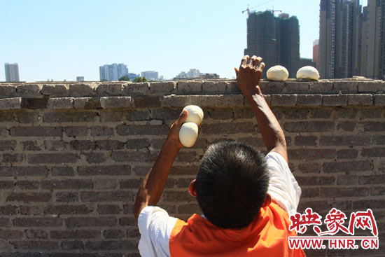 圖為老王在取曬干的饅頭。