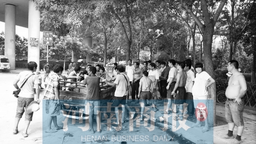 北環(huán)南陽路立交橋下，瓜農小秦被打后，附近瓜農紛紛圍了上來