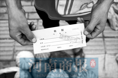 百花路附近的瓜農宋師傅交完衛(wèi)生費后收到一張收據，但沒有收款單位