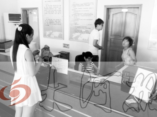 鄭州市人才交流服務中心二樓大廳，剛畢業(yè)大學生咨詢政策，工作人員卻在若無其事地玩手機。