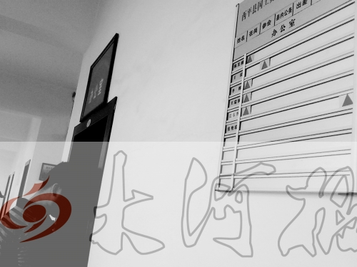 　7月4日上午，西平縣國土局辦公室門口在崗牌子高高掛，但里面空無一人。