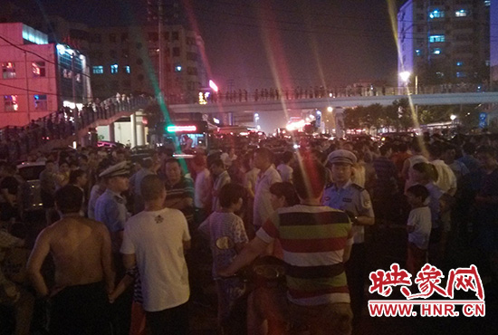 8月7日晚20時許，幾位交警在人群中