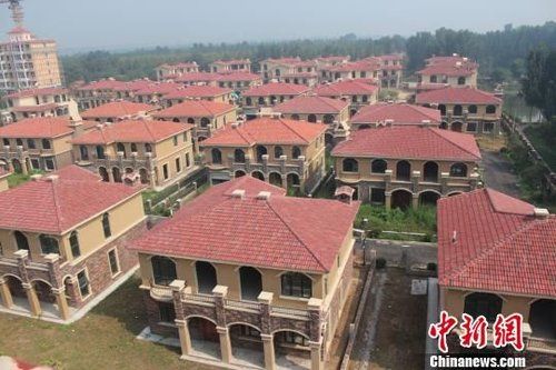 在鄭州市惠濟區(qū)花園口鎮(zhèn)申莊村的黃河岸邊，這處豪華別墅群蔚為壯觀。侯偉勝 攝