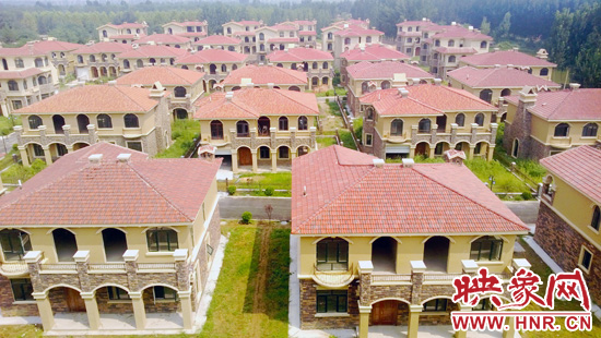 這里的別墅共計30多棟，有兩層的，也有三層的，主體、裝修都已經(jīng)完工