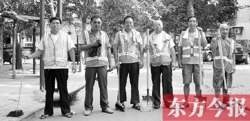 昨天下午6點(diǎn)，6名環(huán)衛(wèi)工人相伴乘坐B(niǎo)1返回27公里外的花園口村。