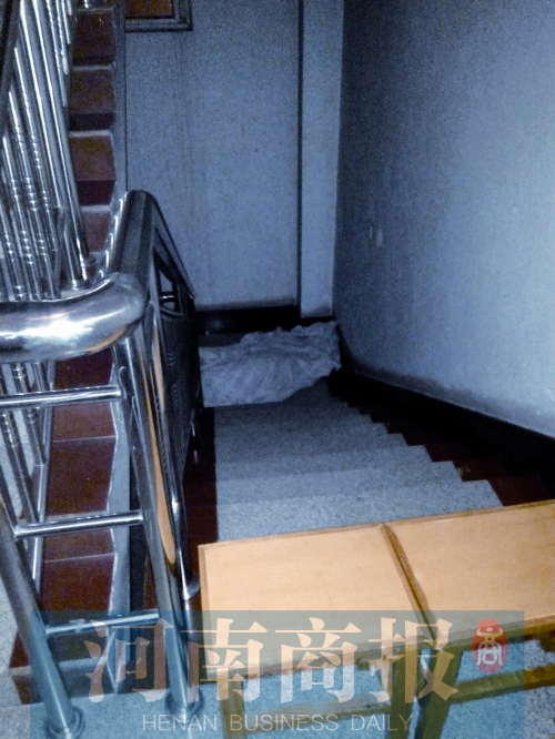 昨晚7點多，女孩的尸體還未移走 見習(xí)記者 姬中貴/攝