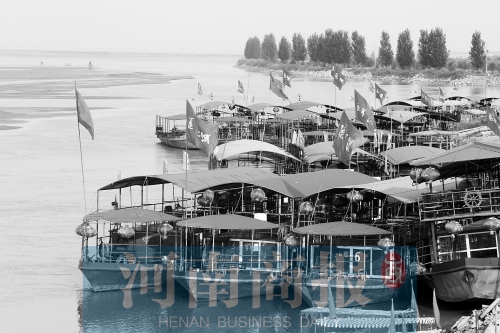 這些出航的船只，都沒有相關資質 記者 王春勝/攝