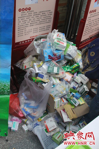 兌換點(diǎn)負(fù)責(zé)人表示，一整天兌換的過(guò)期藥有這樣的七八倍