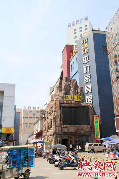 在該酒店一層的入口處，屹立著一座4層樓高的假山，氣勢(shì)雄偉。