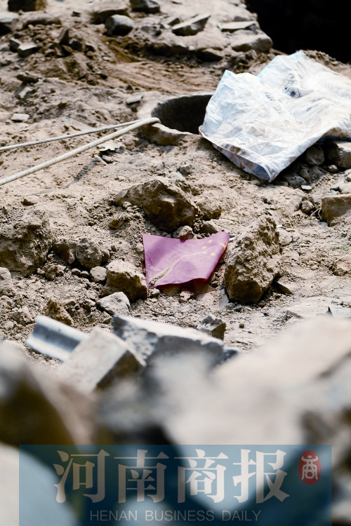 　　孩子墜井前，手里拿著國(guó)旗，邊走邊玩……