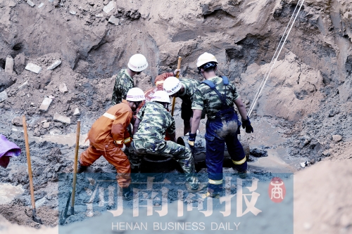 　　7個(gè)多小時(shí)的奮力救援，也沒(méi)能救回這個(gè)孩子