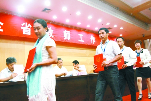 昨日，我省諸多優(yōu)秀教師獲頒“師德標(biāo)兵”、“師德先進(jìn)個(gè)人”等榮譽(yù)證書。