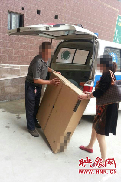 工作人員正在搬卸家具。