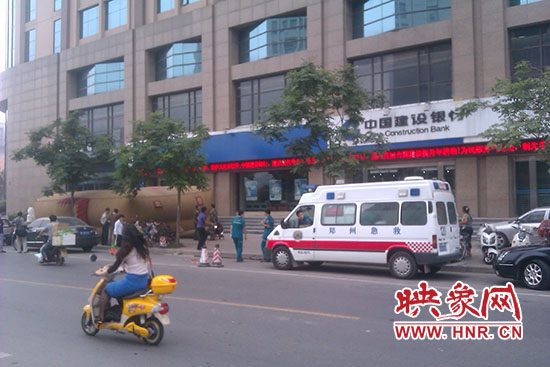 救護(hù)人員準(zhǔn)備救援