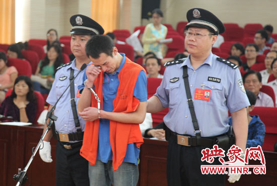 庭審現(xiàn)場，幾度流下淚水的小偉，后悔當(dāng)初太過沖動。魏海勇-攝