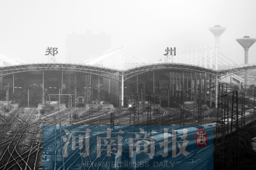 從解放路立交向南望去，火車站南側(cè)一座高樓在霧霾中若隱若現(xiàn)