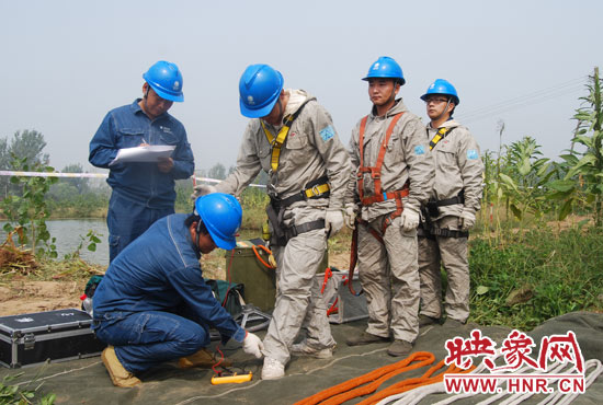 “弟兄們”每次上塔作業(yè)，樊建軍都要認(rèn)真核對(duì)檢查，不容一絲失誤出現(xiàn)。