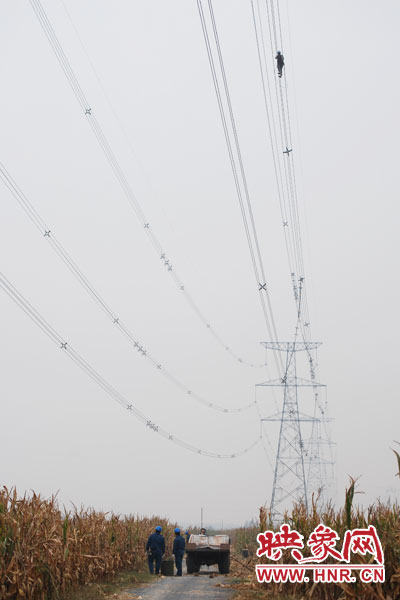 樊建軍自已笑稱，他們更像是一群“高空舞者”。