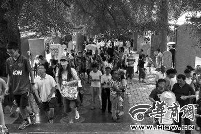 每天都有大量游客涌來，探訪他們心目中的少林