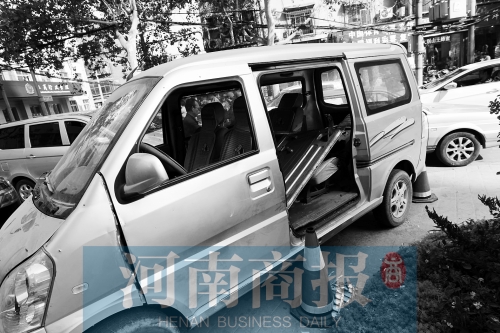 　面包車的后座上，放著被掰掉的車門