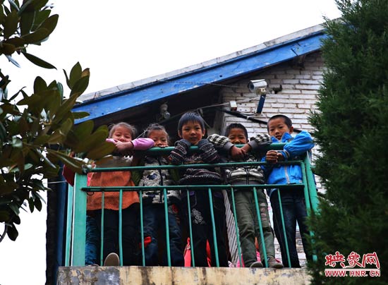 對(duì)于記者的到來，孩子們充滿了好奇