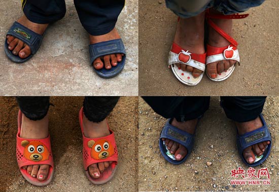 山里的溫度已經(jīng)很低了，有些孩子還是光腳穿著拖鞋。