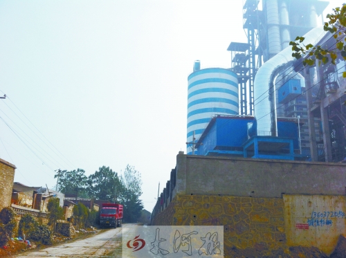 這家尚未通過環(huán)保部門驗(yàn)收的水泥廠與最近的村民家僅隔一條7米寬的路