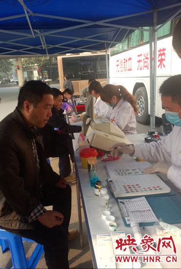 上午10時許，幾位市民在河南省人民會堂門口獻血