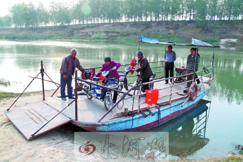 18年來，盛衛(wèi)川堅持每日如此，為河兩岸的人擺渡。