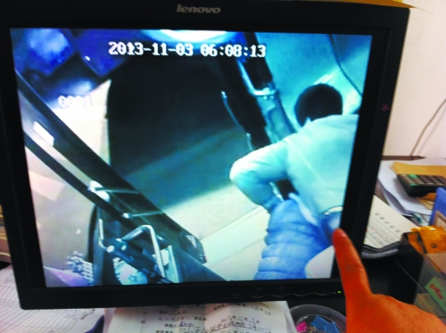 鄭州女公交車長(zhǎng)遭歹徒卡脖索錢 公司欲為其頒發(fā)委屈獎(jiǎng)