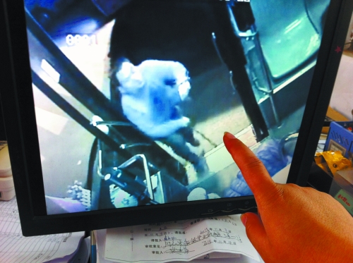 鄭州女公交車長(zhǎng)遭歹徒卡脖索錢 公司欲為其頒發(fā)委屈獎(jiǎng)