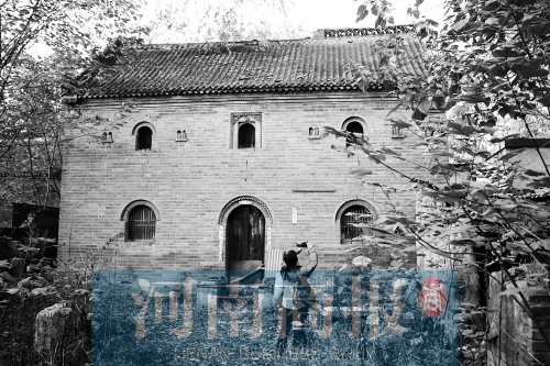 花五松的老宅里，還有祖上留下的牌位