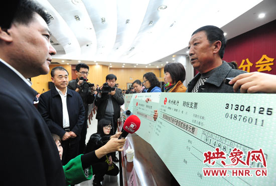 最高人民法院執(zhí)行局局長(zhǎng)劉貴祥、河南省高級(jí)人民法院院長(zhǎng)張立勇親手為申請(qǐng)執(zhí)行人員發(fā)放執(zhí)行款