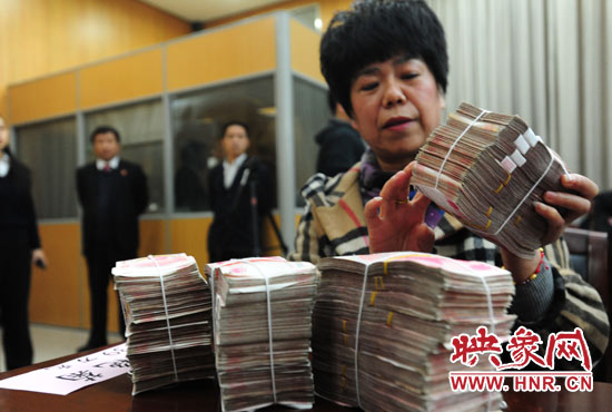 當(dāng)天共發(fā)放執(zhí)行款4110萬(wàn)元。其中，支票4018萬(wàn)元，現(xiàn)金92萬(wàn)元。