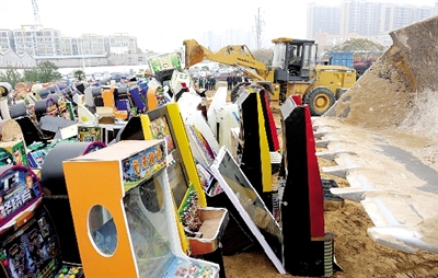 昨日16時(shí)，在鄭州市公安局治安支隊(duì)院內(nèi)，省會(huì)警方集中銷毀了“雷霆”行動(dòng)中查獲的賭博機(jī)等涉賭物品