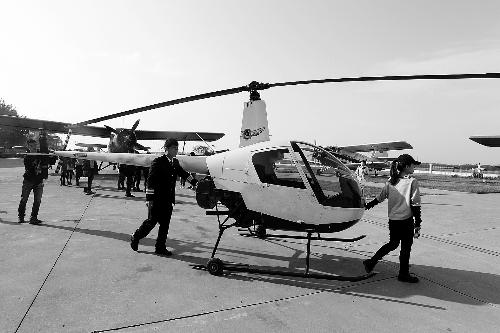 選拔賽現(xiàn)場(chǎng)，選手們正入場(chǎng)表演 記者 鄧萬(wàn)里/攝