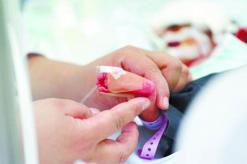 早產(chǎn)兩個月，孩子的生命之路更需要親人的陪伴。