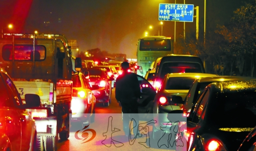 上周五晚上7點多,東風(fēng)東路車輛擁堵,一個多小時只能前行100米。